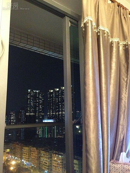 
7.從落地窗看出去，能將整個香港島大廈夜景盡收眼底。