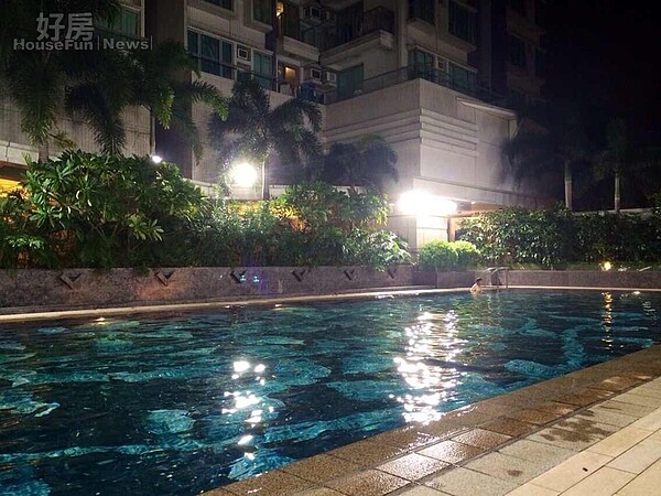 
2.莊茜佳目前租在九龍社區大廈提供齊全的公設設備，包括游泳池、健身房、花園、視聽室等一應俱全。