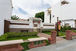 對照現在可說是豪宅的盧經堂厝座興建於1902年，至今已經超過百年歷史。這間豪宅是由安平富商盧經堂的父親盧徳謙所興建。盧家以販售砂糖、雜糧以及煤油起家，也曾是美孚石油的台灣總代理商，因此當年的財力堪稱富可敵國。
隨著時光的推移，盧經堂厝開始破敗，直到2014年10月，成為市立古蹟的盧經堂厝整修後重新對外開放，已經成為當地旅遊必去的景點。