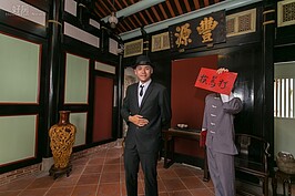 到盧經堂參訪，若只在前庭走走看看是免費的，但是要欣賞精彩的定目劇則是要花點門票錢。不過我們保證，這張門票絕對值回票價。
飾演盧經堂本人的演員又高又帥，簡直是小鮮肉一塊。以他的身高已經有六成以上像盧經堂本人。