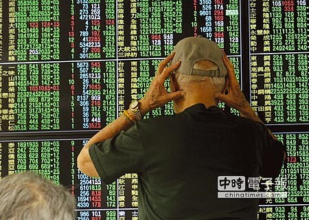 受6月出口大幅衰退,以及中國股市重挫、希臘債務問題等多重利空衝擊,台股8日收盤終場重挫274.05點,收8976.11點,成交值爆量至1,418億元。圖/顏謙隆