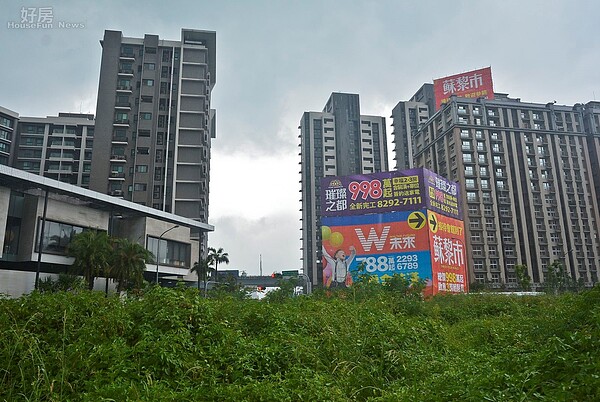 洲子洋重劃區新建案林立，但不乏可見到未開發土地。（好房網News記者 陳韋帆／攝影）