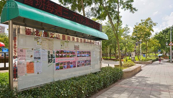 公園、校園等區域,都有公布欄,有時裡面會有不少好的租屋物件,因為許多不慣於使用網站租屋的房東,有時會以低價希望有長期租客,降低房客流動性。(好房網News記者 陳韋帆/攝影)