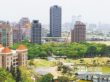 
容積獎勵限縮7月1日正式上路，房價還是看漲，自住客需趁早擇定好的標的物進場購屋。圖/黃繡鳳
 