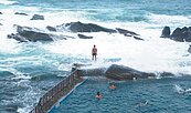 基隆外木山海域　仍有人戲水觀浪