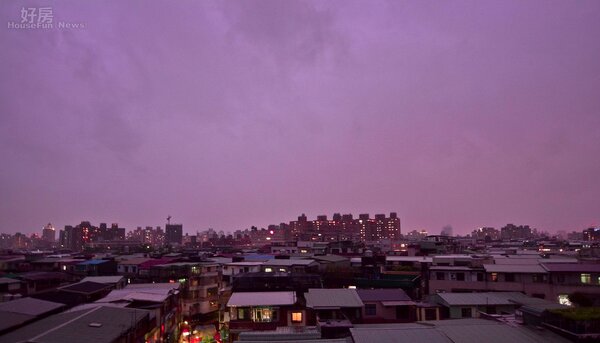 颱風天特有的紅色天空。（好房網News記者 陳韋帆／攝影）