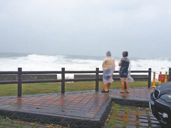 外木山沿海風強雨驟，遊客仍前往觀浪。 記者曾健祐／攝影