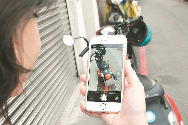 台南市執行交通大執法以來,市民拍照檢舉量倍增。 記者綦守鈺/攝影