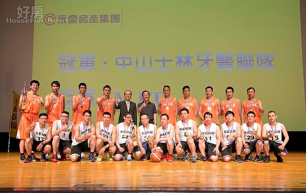 籃球協會理事長丁守中(後排中)永慶房產集團孫慶餘董事長(後排左五)之邀,頒發「2015永慶盃籃球賽」冠亞軍獎盃