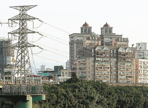 受惠國際燃料價格走低,台電上半年賺了65億元,電價10月不排除再調降。 本報系資料庫