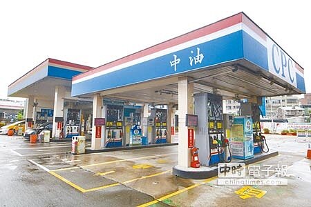 瞄準輪胎偵測器更換商機,中油年底前將把加油站快保中心轉型成專業輪胎店,找來米其林等知名品牌合作。(杜宜諳攝)