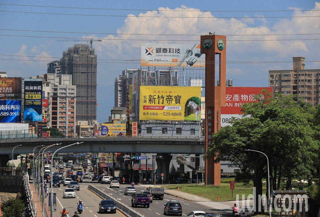 新竹黃男以880萬向徐男購買新竹市一處7樓住宅，沒想到徐男過戶後，竟霸占房屋不肯搬離，還跟仲介借22萬不還。示意圖／報系資料照 