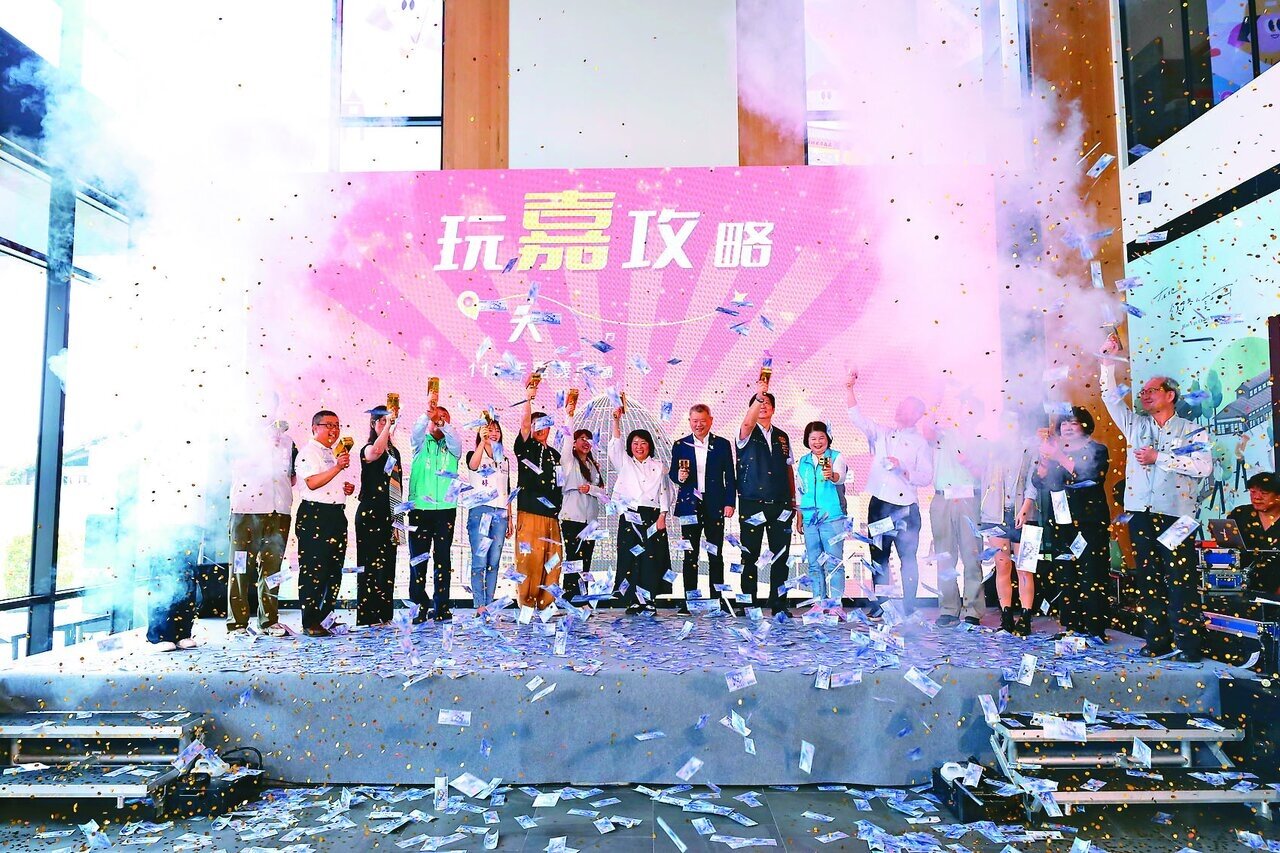 嘉義市政府推出國旅住宿補助，昨日市長黃敏惠（中）與來賓撒玩具鈔，啟動方案。記者魯永明／攝影 
