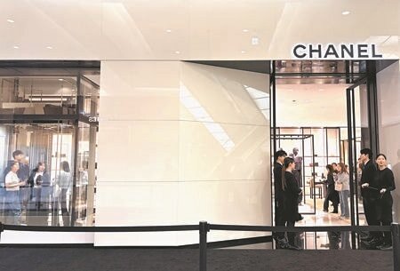 
受惠中東戰事、油價漲、機票漲，國人選擇在台採買最新精品，國際精品在第一季重回成長軌道。圖∕李麗滿
