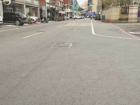 
鋪設柏油路面所需的瀝青，近期因缺料嚴重，台南市政府工務局表示，41條路平專案的道路工程將往後延。（曹婷婷攝）
