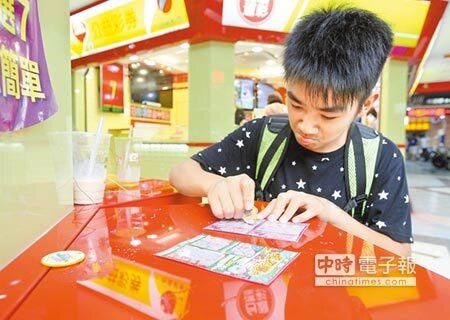 台彩獎金制度將改革,刮刮樂中獎機率將提高至31%,預計下半年實施。圖為民眾玩刮刮樂,未中獎而嘟嘴。(王錦河攝)