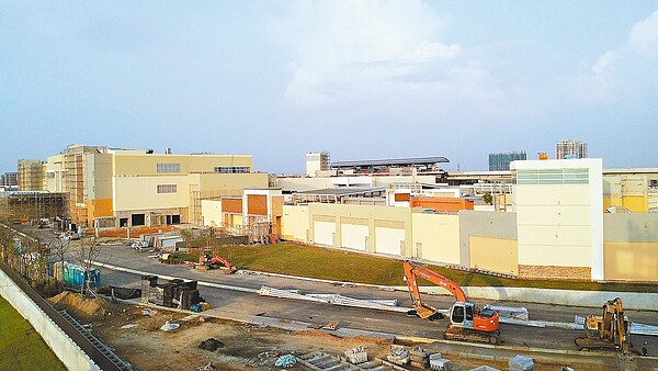 位於桃園機場捷運A18站及高鐵桃園站共構的華泰名品城,預計10月底營運,外觀輪廓已浮現。 記者游文寶/攝影