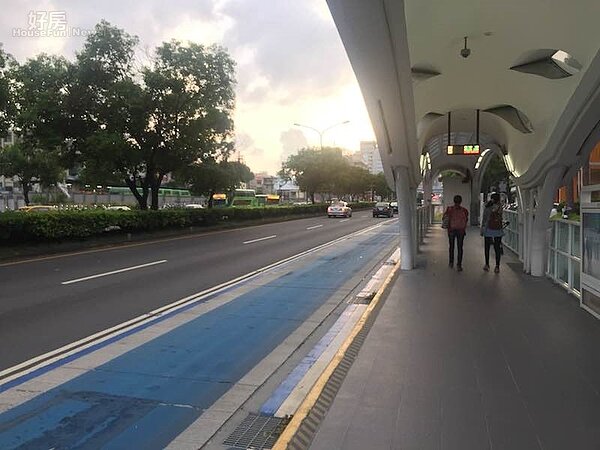 台中公車專用道。(好房網News記者蔡佩蓉攝影)