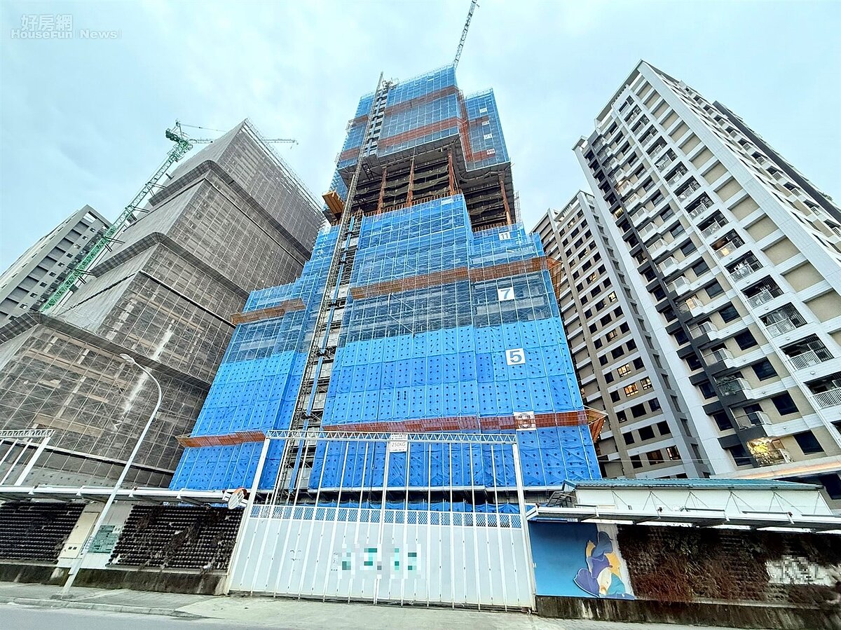 新北市12個主要的重劃區中,2025年有七個重劃區預售交易量年減逾7成,顯示新北重劃區預售房市量縮明顯。圖/永慶房產集團提供