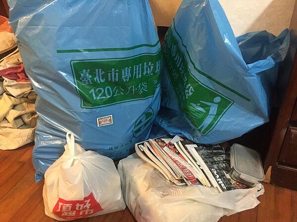 前房客留下雜物，裝滿2個大型垃圾專用袋。（網友chiasian／提供）