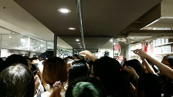 韓流平價服飾品牌進駐忠孝商圈,開幕吸引粉絲瘋狂搶購。(網友bboy0223/提供)