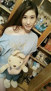 7.有些是小時候留下來的、有些則是贈送的，閔宸宣房間裡最佔空間的大概就是各式各樣娃娃吧！