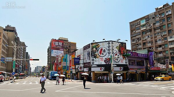 松山車站旁的饒河街附近商店因應而生。(好房網News記者 陳韋帆/攝影)