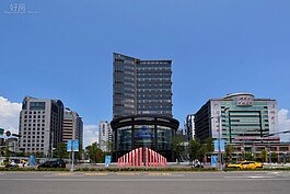 松山火車站已完工，但未帶來預計的人潮，不過站體本身很優美