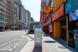 此站口原是肯德基，但疑因房租喊漲後退場，現已更換他間商店