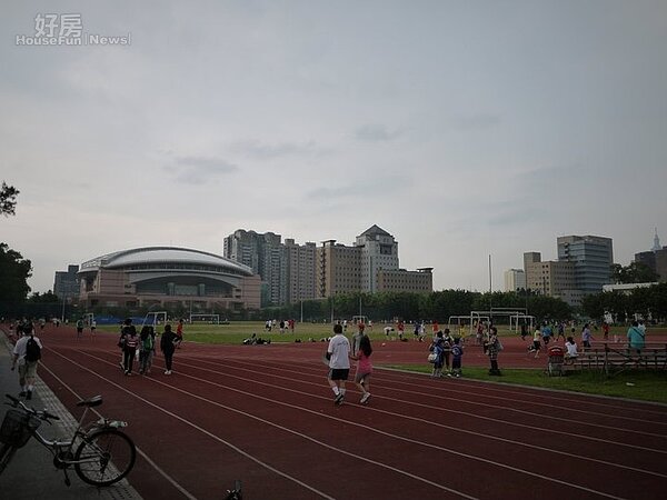 許多民眾在飯後會前往台大操場散步。(好房網News記者賈蓉/攝影)