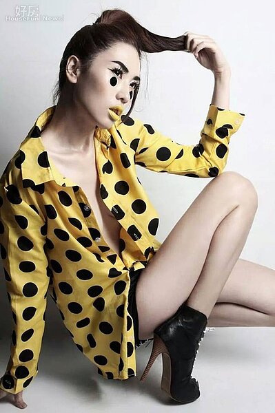 1.閔宸宣目前在知名購物台擔任模特兒工作,平時也會與廠商合作參與各種商業或藝術拍攝。