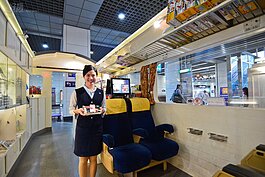 ＂台鐵夢工場＂包廂內，設有火車座椅供遊客拍照