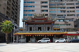 掌管台北府的台北府城隍廟，原址經921東星大樓倒塌造成損毀，現址為善信重建而成，掌管著整個台北府，故神格定為＂府城隍＂