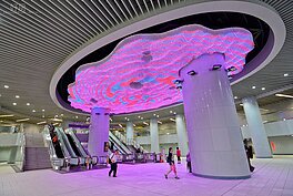台鐵的連接通道橢圓大廳特地設置了LED燈的造景藝術