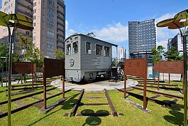松山車站對面的公園有時光鐵道迴旋造景藝術，環繞的站牌有到達親情、夢想、平安等站
