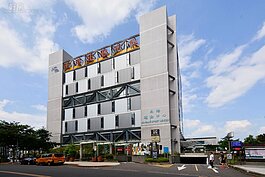 南港運動中心就位於尚未開放的多目標棟旁，讓松山車站生活圈更加多元化