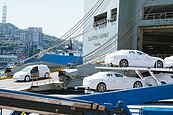汽車船卸貨　基隆港如名車展