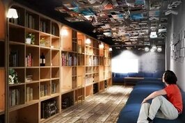 住宿在BOOK AND BED TOKYO這間膠囊旅館中，放眼望去都是書。