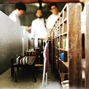 旅館採用大量的木質書架與閱讀用木書桌，充滿了濃濃的暖意。