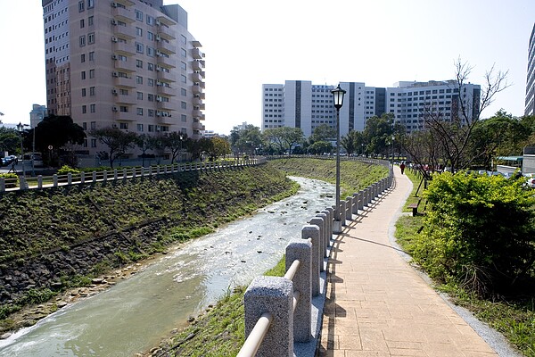 磺溪步道是一條狹長的水岸休閒綠地，步道兩岸分屬於士林區和北投區， 步道串連附近幾座小公園綠地，是天母地區的重要休憩場所。(圖／資料照片)