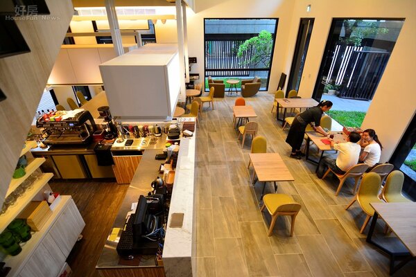 Cafe 21咖啡廳空間設計的感覺很寬敞。（好房網News記者 陳韋帆／攝影）