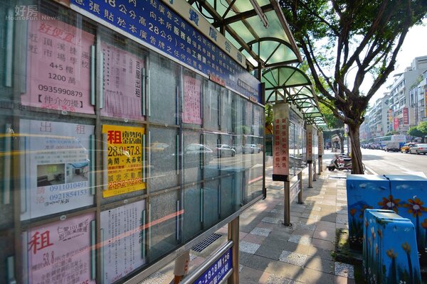 租屋廣告看板因租屋網站的流行，越來越少人租用，但也由於台灣偏高齡化的社會，其實有不少好物件還是得透過租屋看板才找的到。（好房網News記者 陳韋帆／攝影）