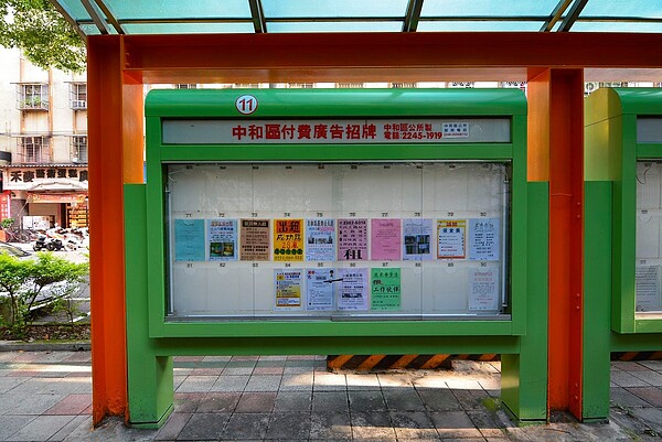 租屋廣告看板因租屋網站的流行,越來越少人租用,但也由於台灣偏高齡化的社會,其實有不少好物件還是得透過租屋看板才找的到。(好房網News記者 陳韋帆/攝影)