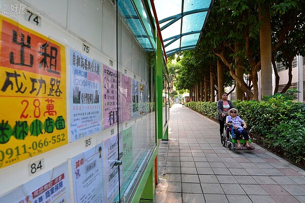 租屋廣告看板因租屋網站的流行，越來越少人租用，但也由於台灣偏高齡化的社會，其實有不少好物件還是得透過租屋看板才找的到。（好房網News記者 陳韋帆／攝影）