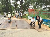 拓路延宕鋪鐵板　陷機車犁田