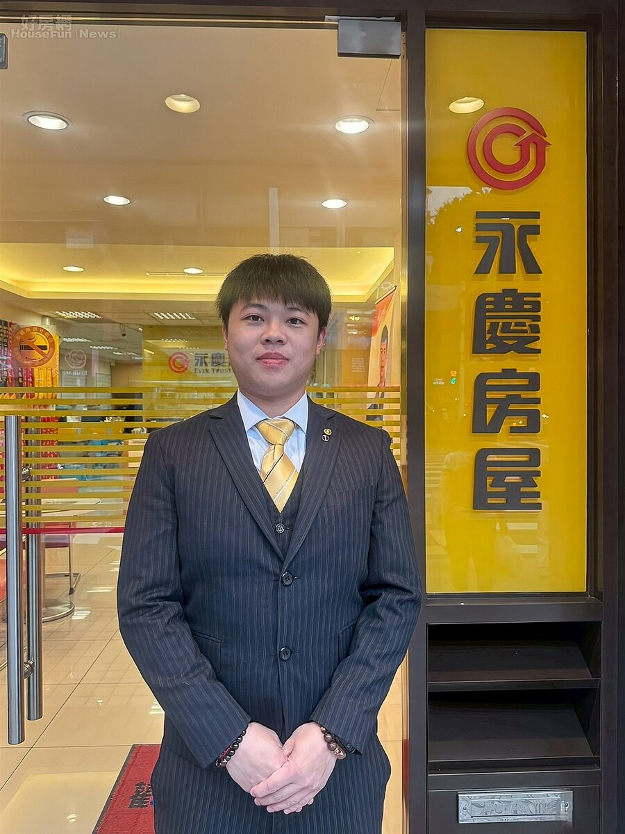 永慶房屋業務副理蔡世俊從夜市小吃攤老闆轉職房仲，在2025年成功達成年收入突破百萬元。圖／永慶房產集團提供