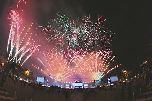 新竹縣政府往年的跨年晚會都上演煙火秀,這場景可能因縣府財政困難成為回憶。 本報資料照片