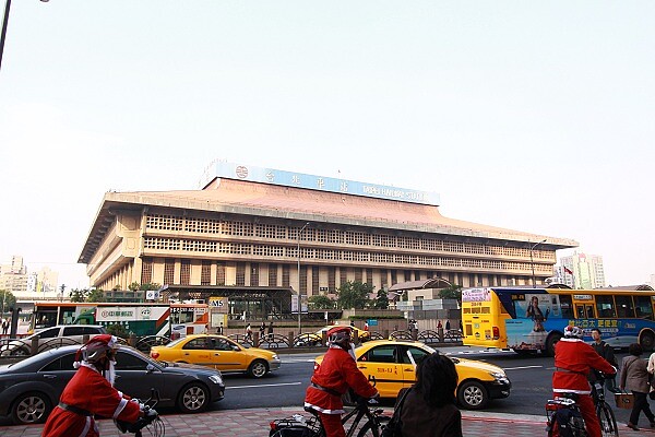 台北車站北三門、西一門,水管破裂糞水流滿地(圖/台北車站/好房資料中心)