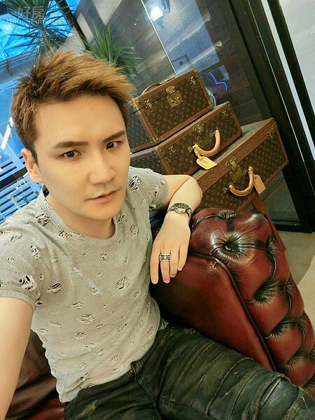 1.原本是經紀人的羅杰,經營二手名牌12年,有「二手名牌達人」之稱。