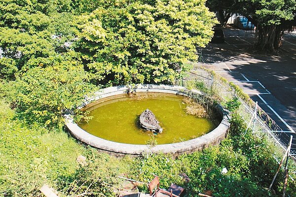 日治時期至今的板橋放送所昨被列為市定古蹟,放送所內有座用於滅火的池塘(圖),也被列為指定古蹟。 記者呂思逸/攝影